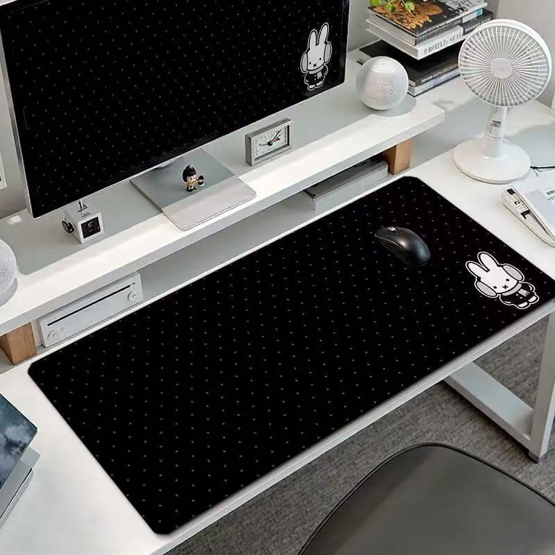 Gaming Keyboard Nearby - แผ่นรองเมาส์ลายกระต่ายมิฟฟี่น่ารัก ขนาดใหญ่ ลายคาวาอี้ สำหรับเล่นเกมส์ พร้อมลายหูฟัง จุดสีดำกันลื่น